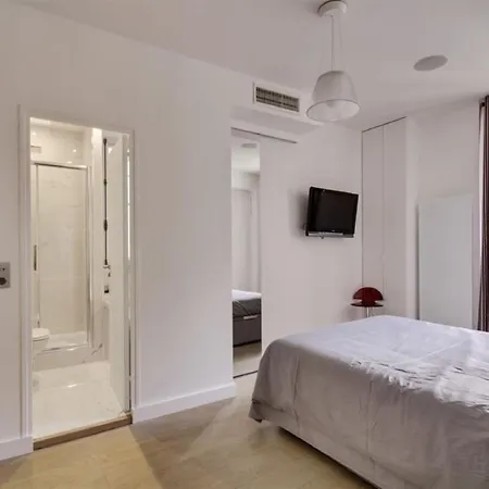 Completely Renovated Finished With Style And Quality Paryż