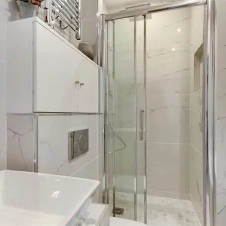 Apartament Completely Renovated Finished With Style And Quality Paryż